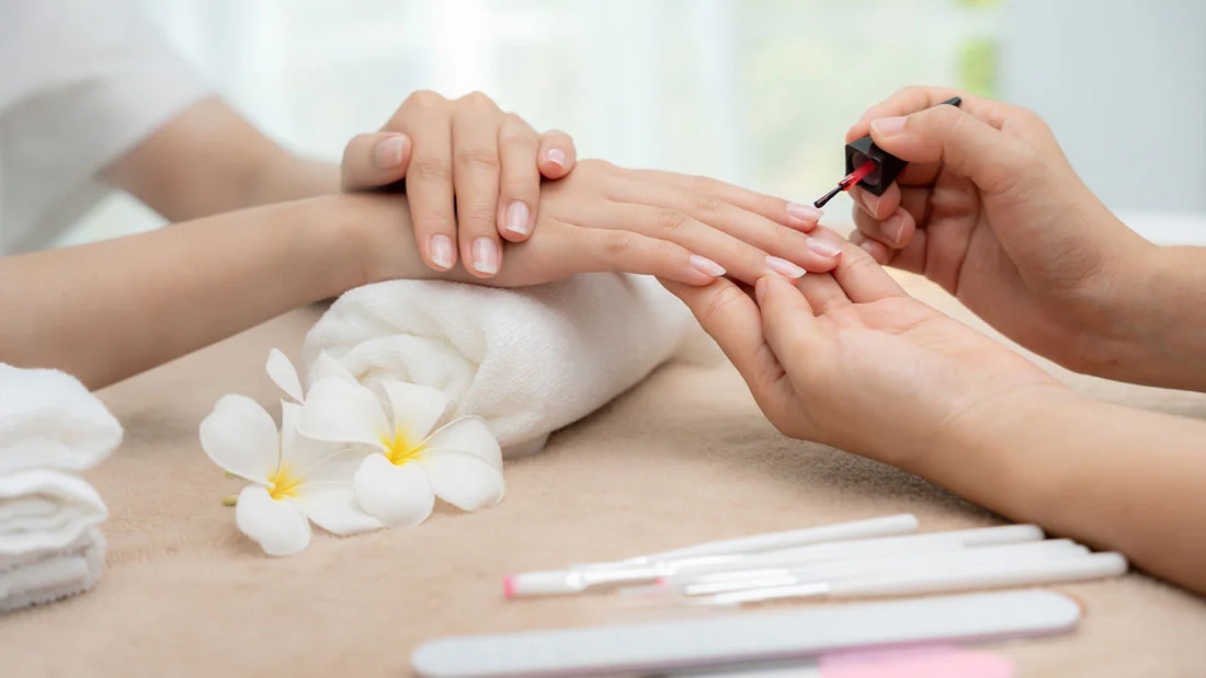 10 تا از بهترین سالن کاشت ناخن در مشهد